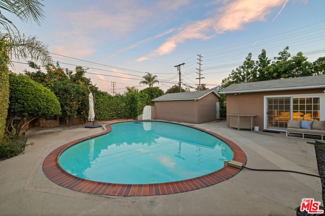 5208 Woodman Ave. Ave