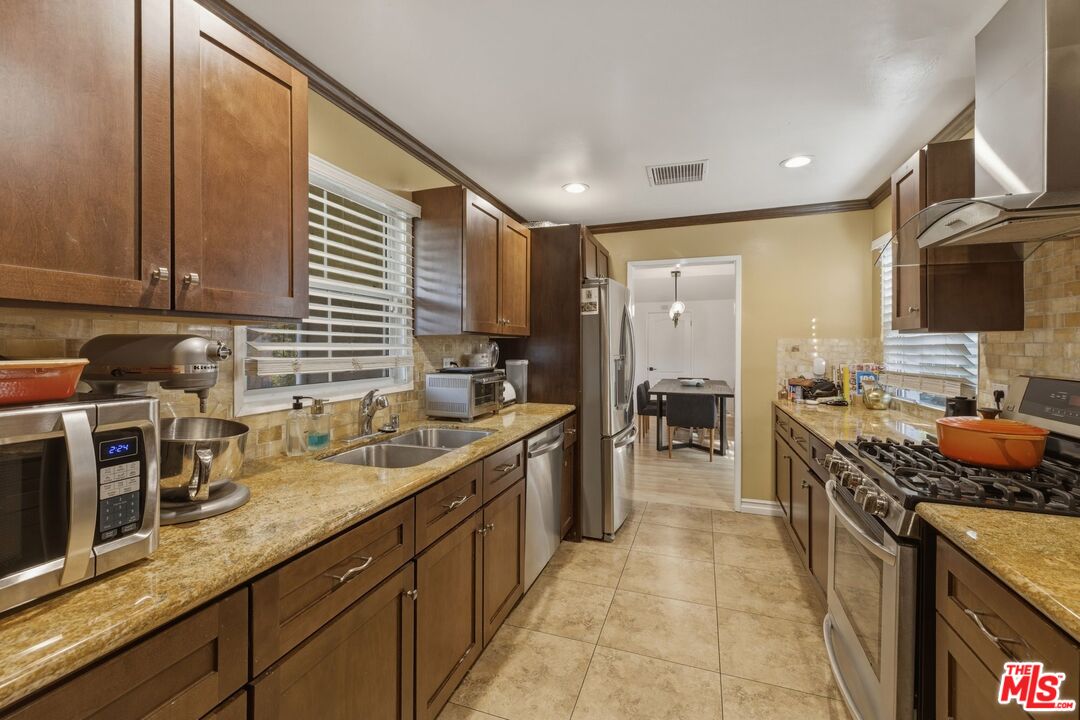 5208 Woodman Ave. Ave