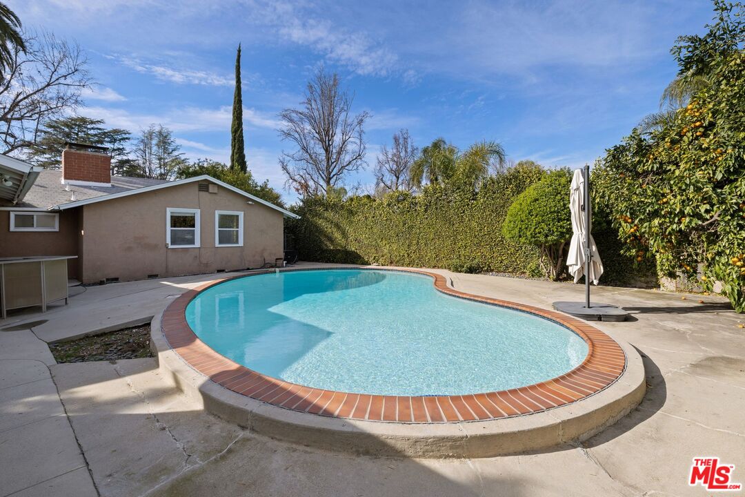 5208 Woodman Ave. Ave