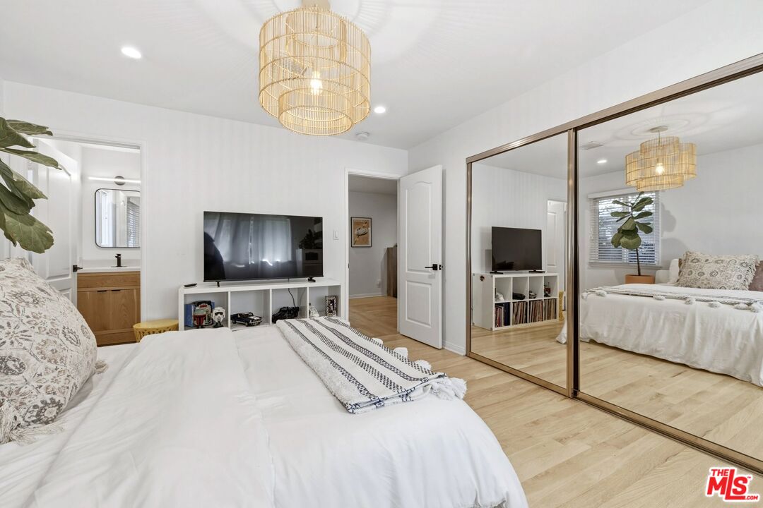 5208 Woodman Ave. Ave