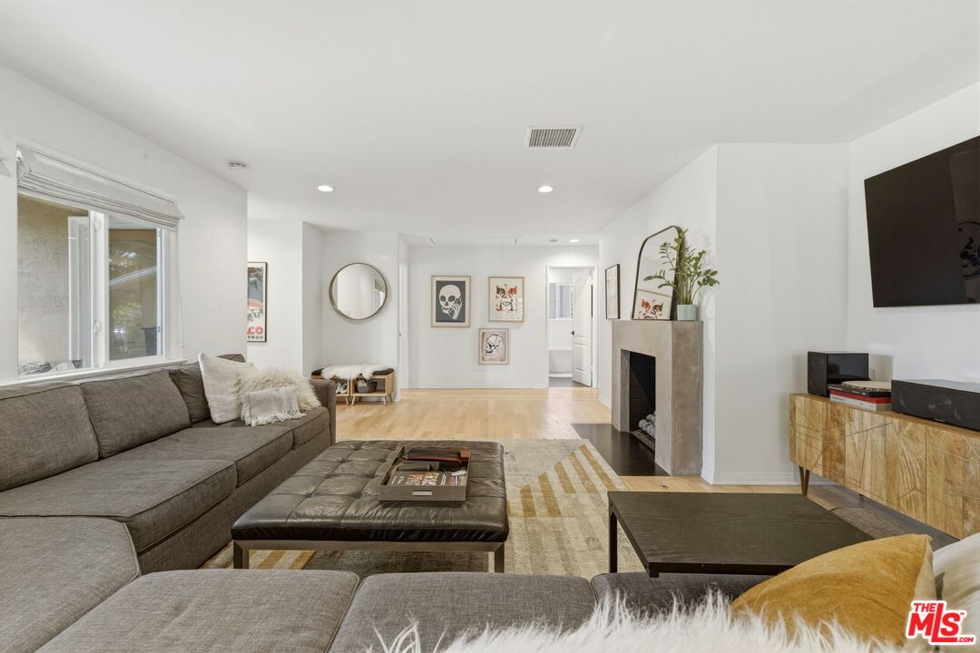 5208 Woodman Ave. Ave