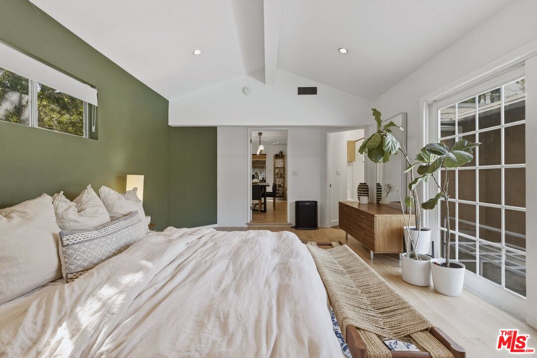 5208 Woodman Ave. Ave