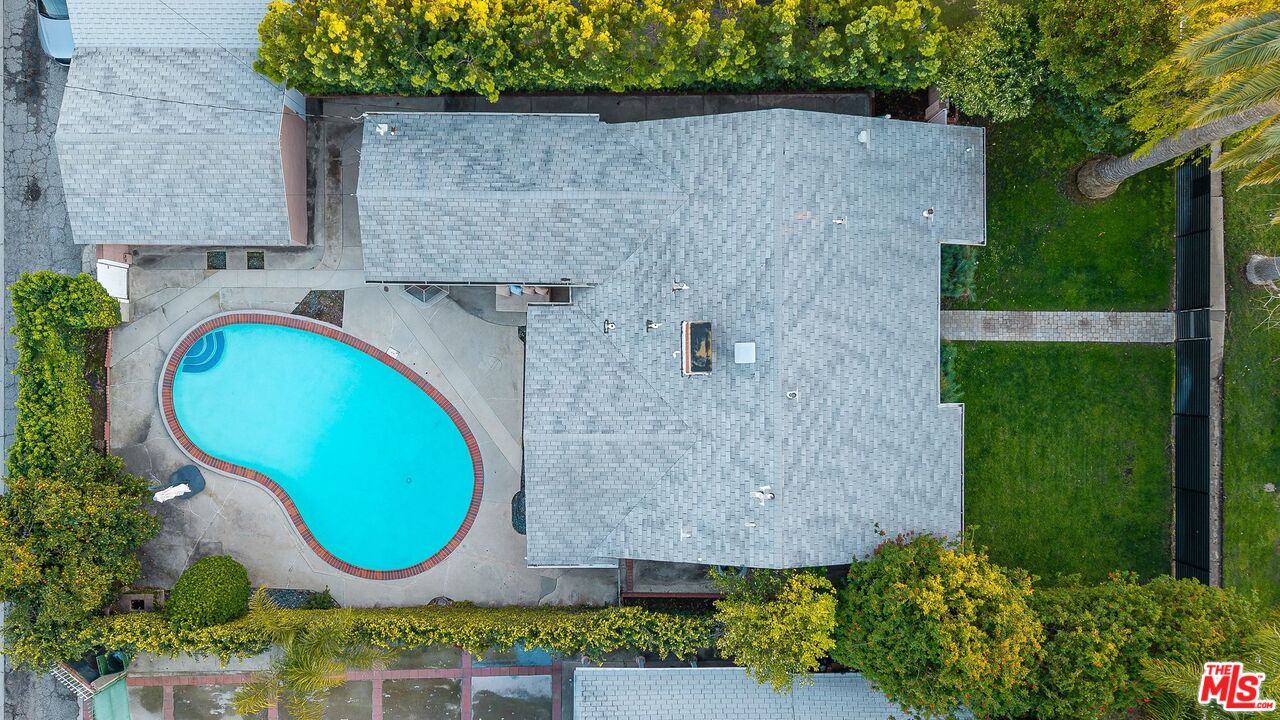 5208 Woodman Ave. Ave