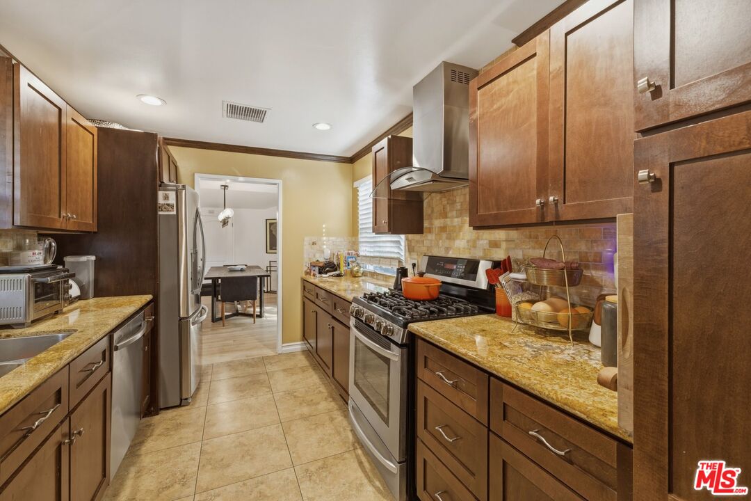 5208 Woodman Ave. Ave