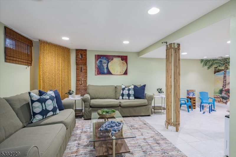 14-08 Floral Ave