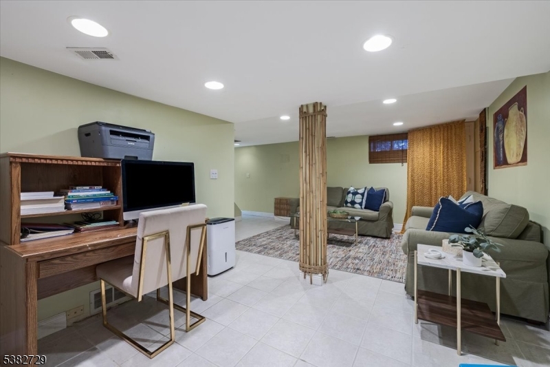 14-08 Floral Ave
