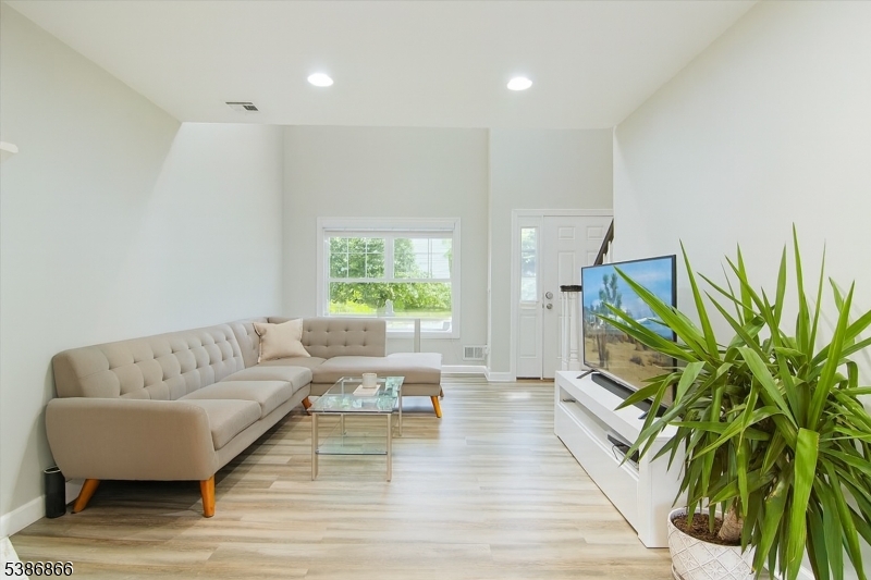 471 N Midland Ave 10