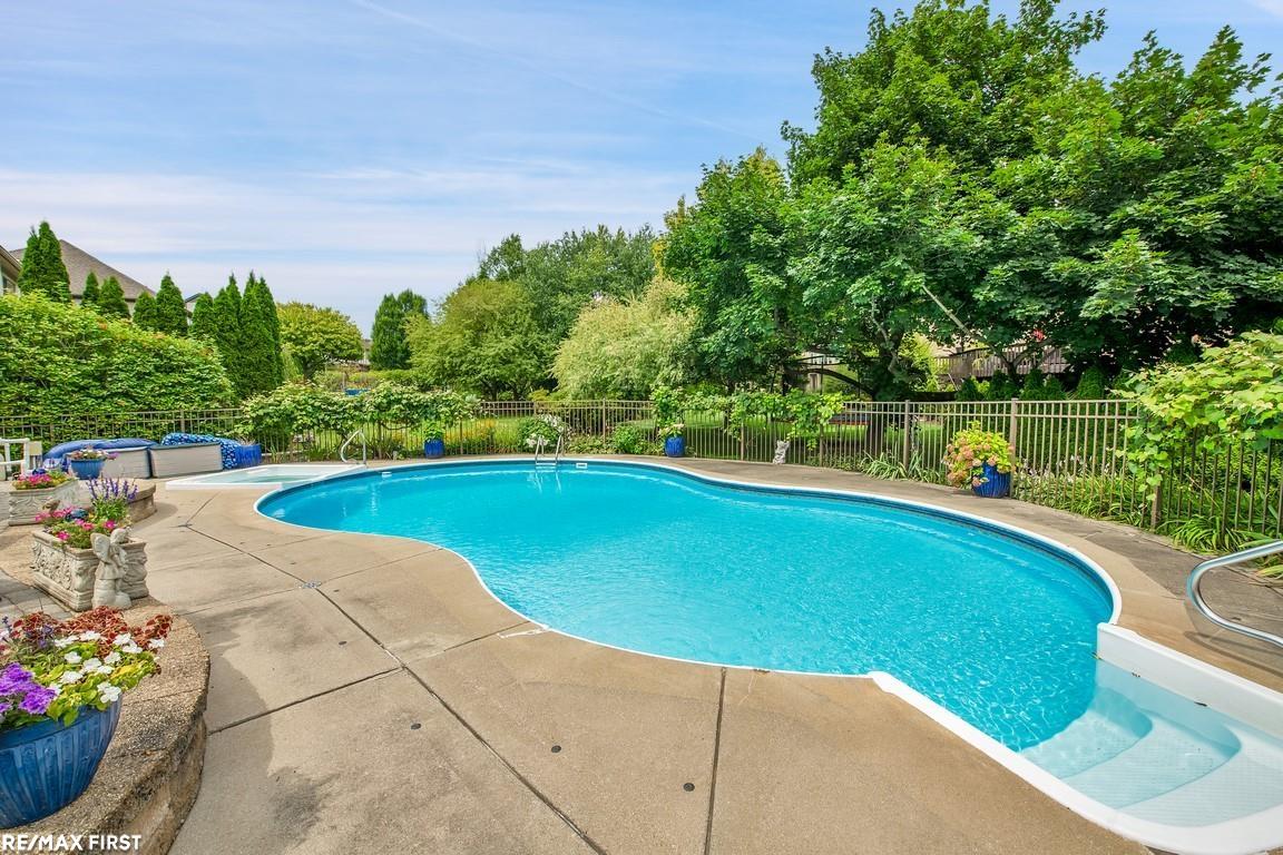 54310 Ridgeview Drive