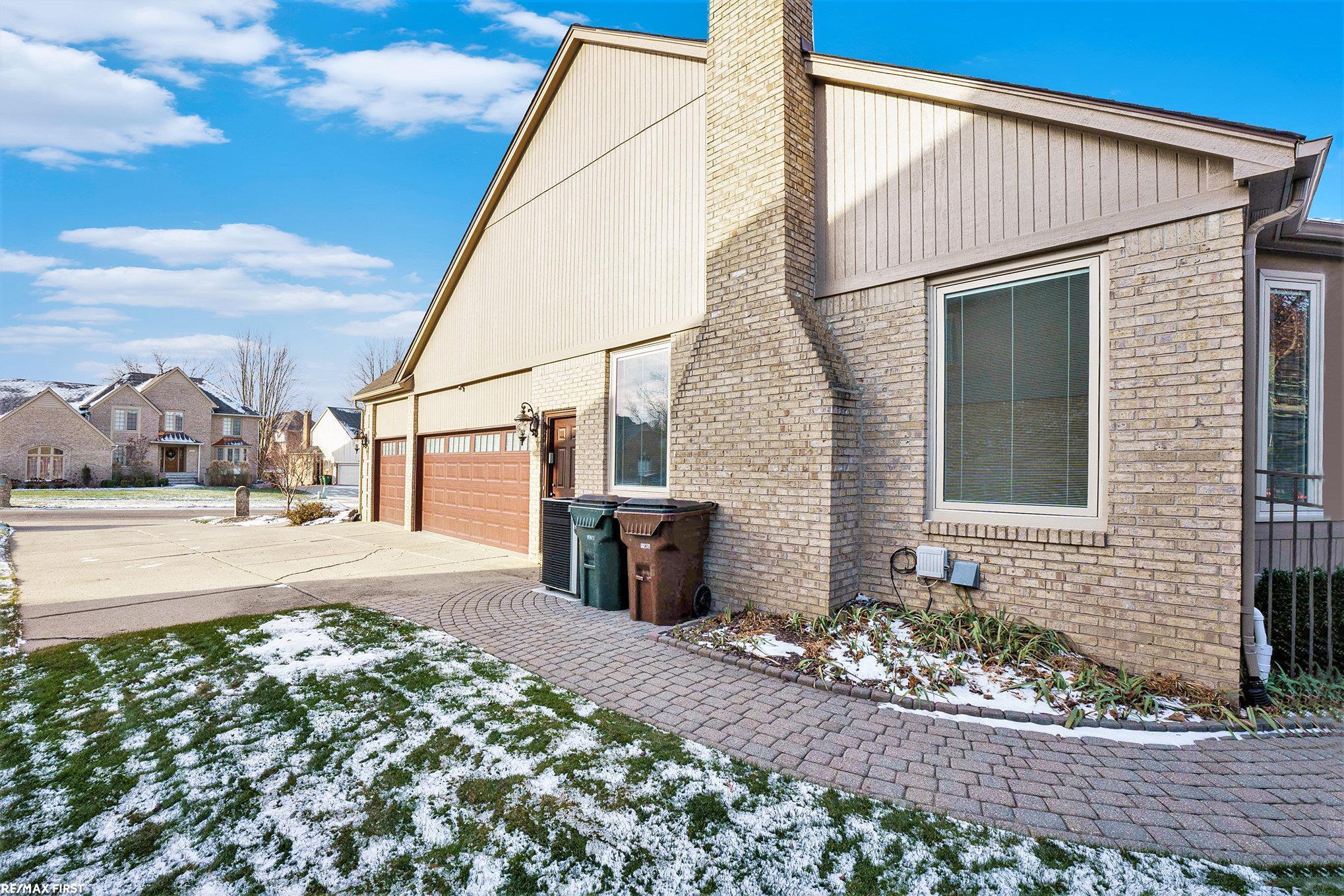 54310 Ridgeview Drive