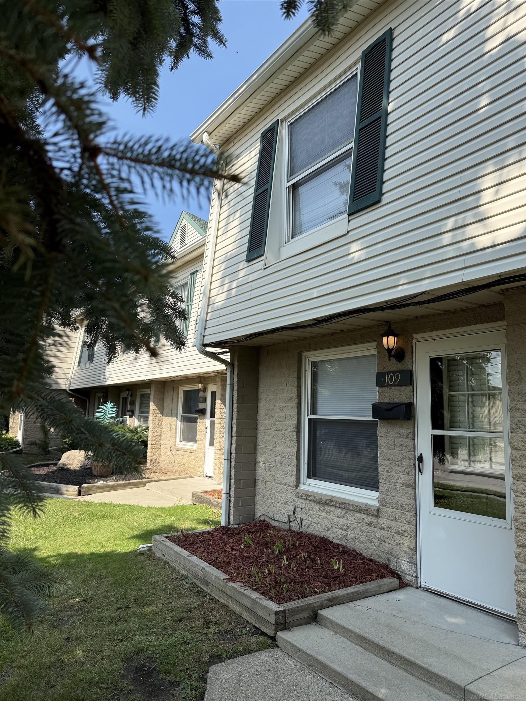 109 Floral Avenue