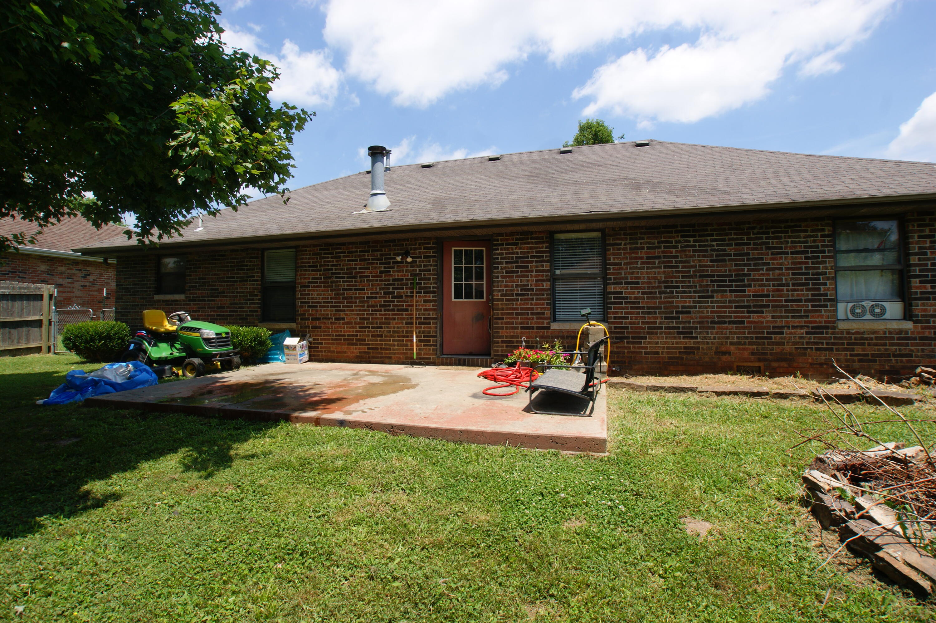 612 SE Hills Court