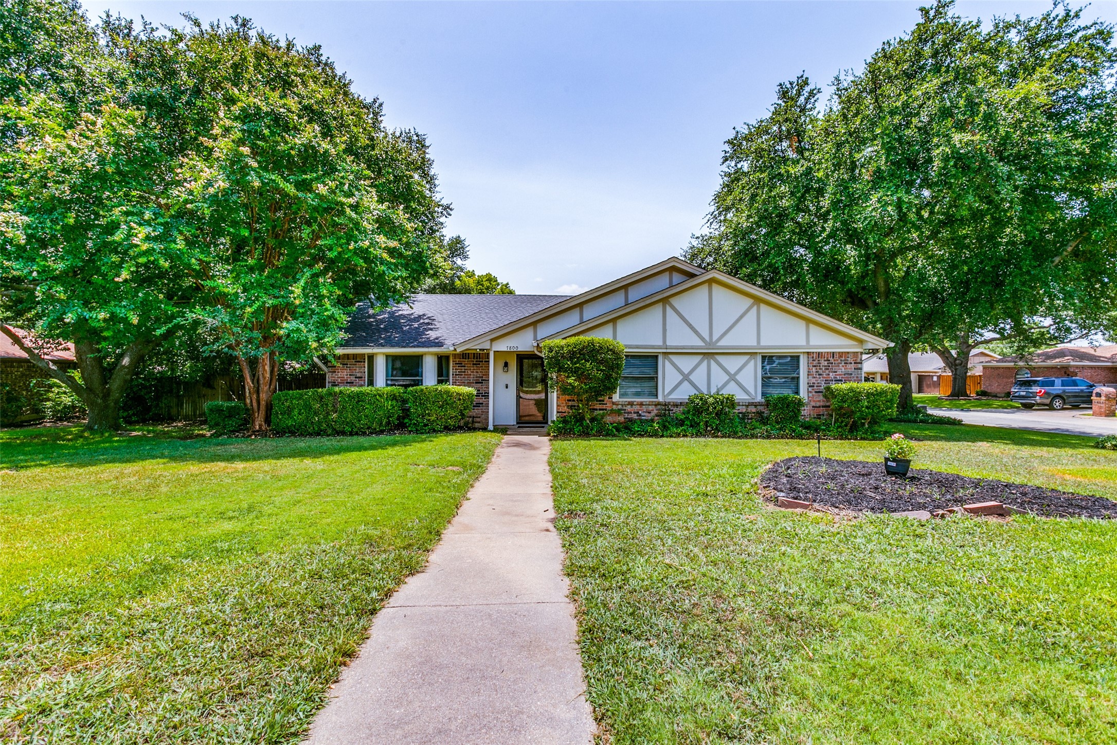 7800 Crestwood Court N