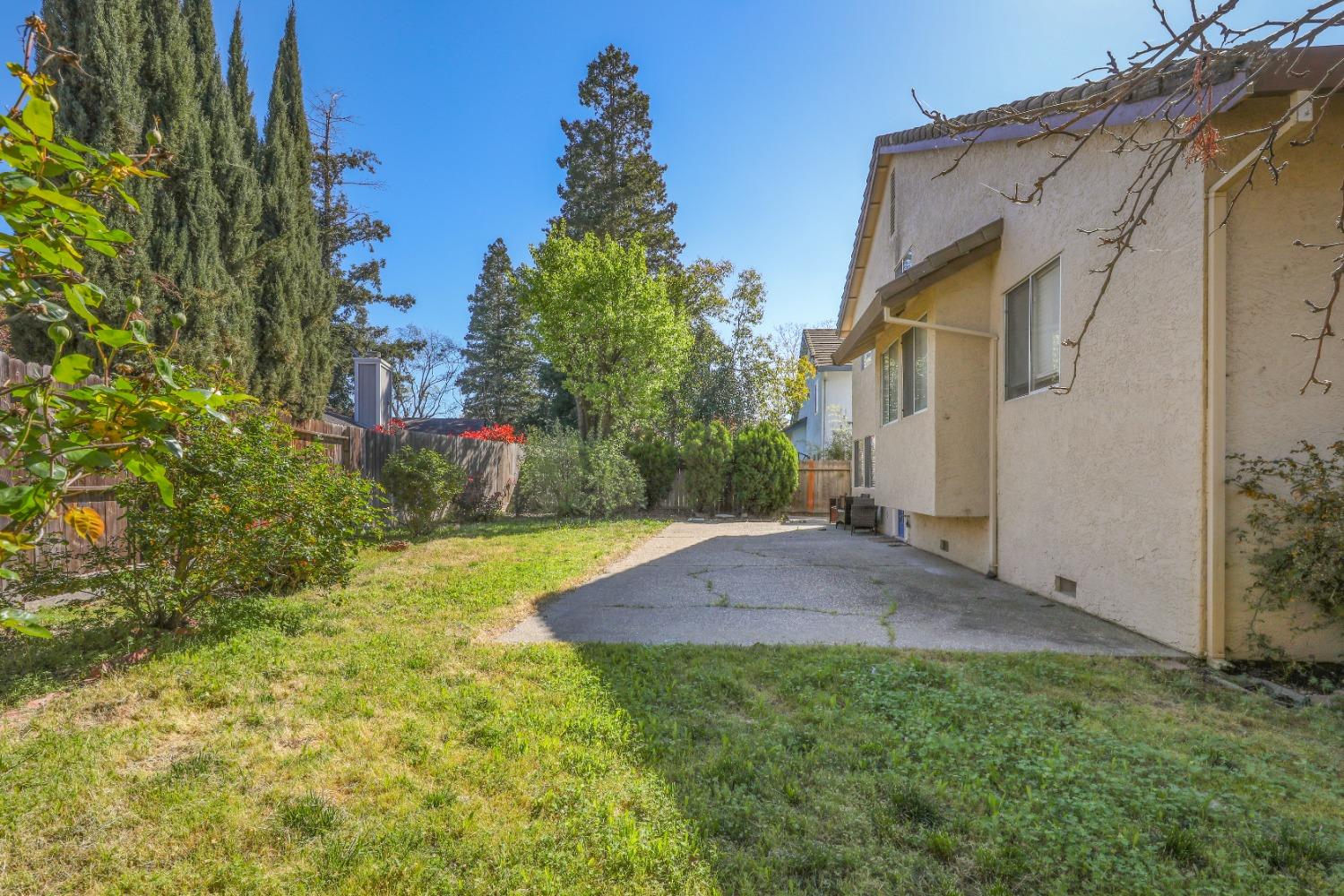 5127 Surreyglen Way