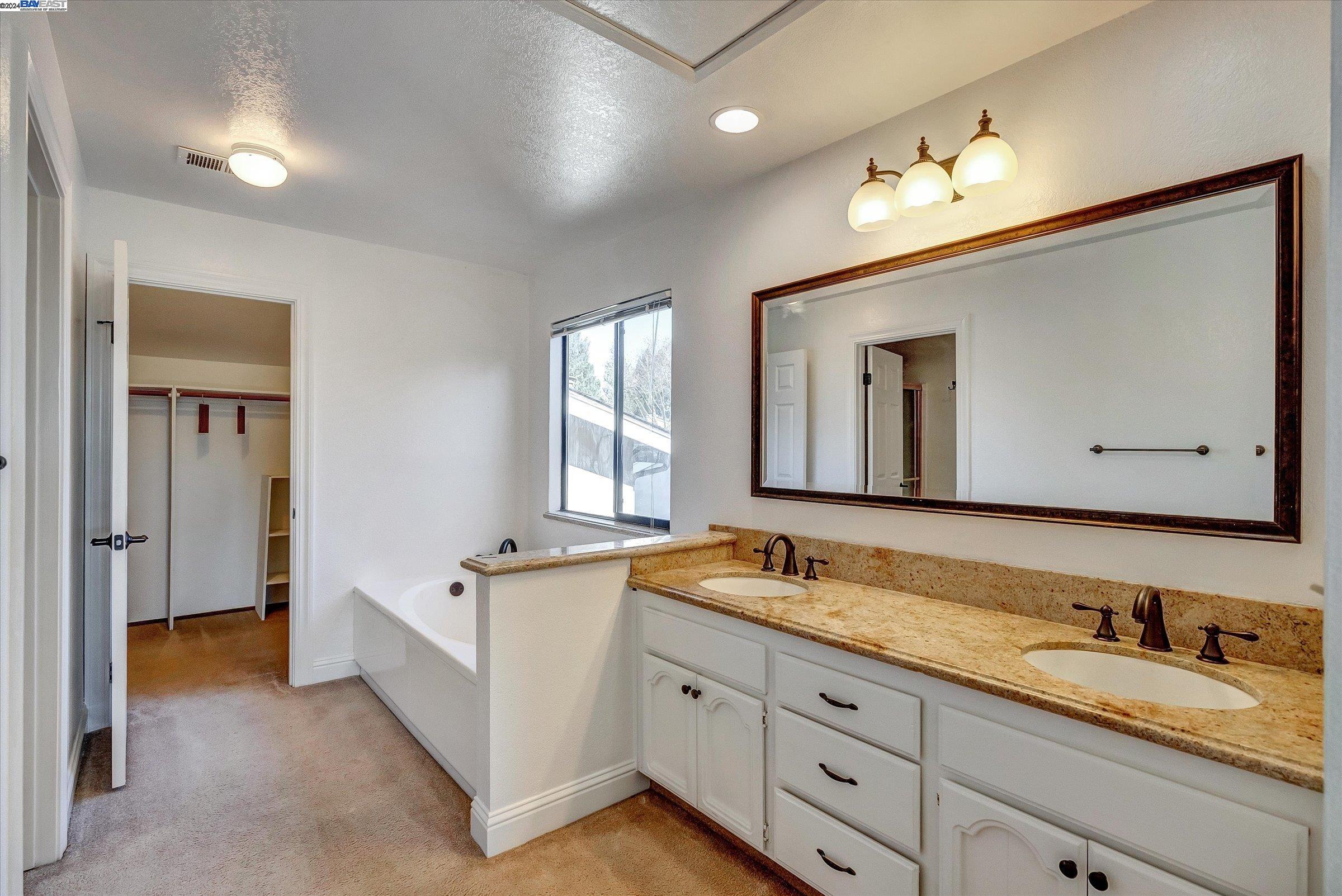 2196 Oneida Cir