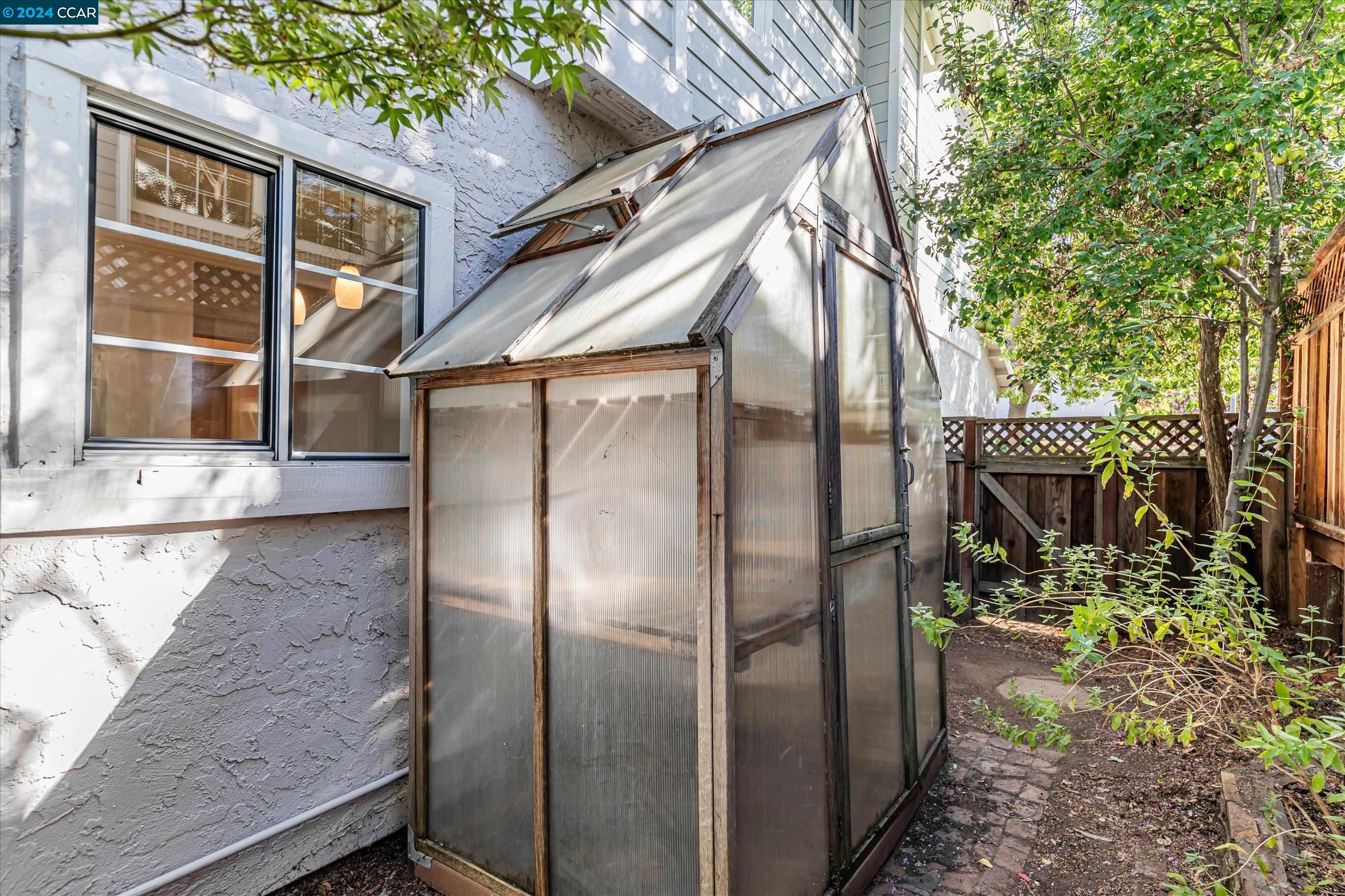 208 Country Meadows Ln