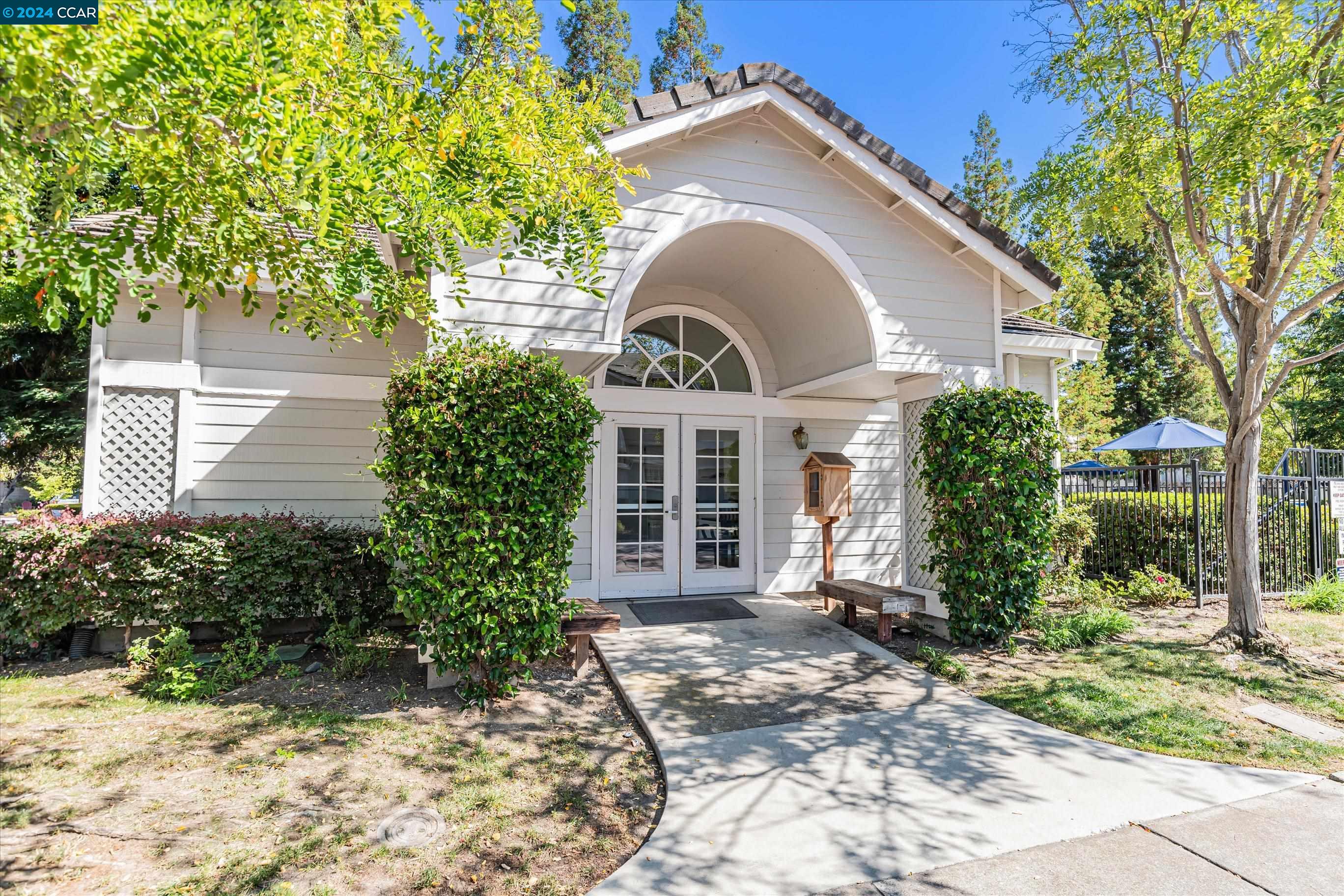 208 Country Meadows Ln