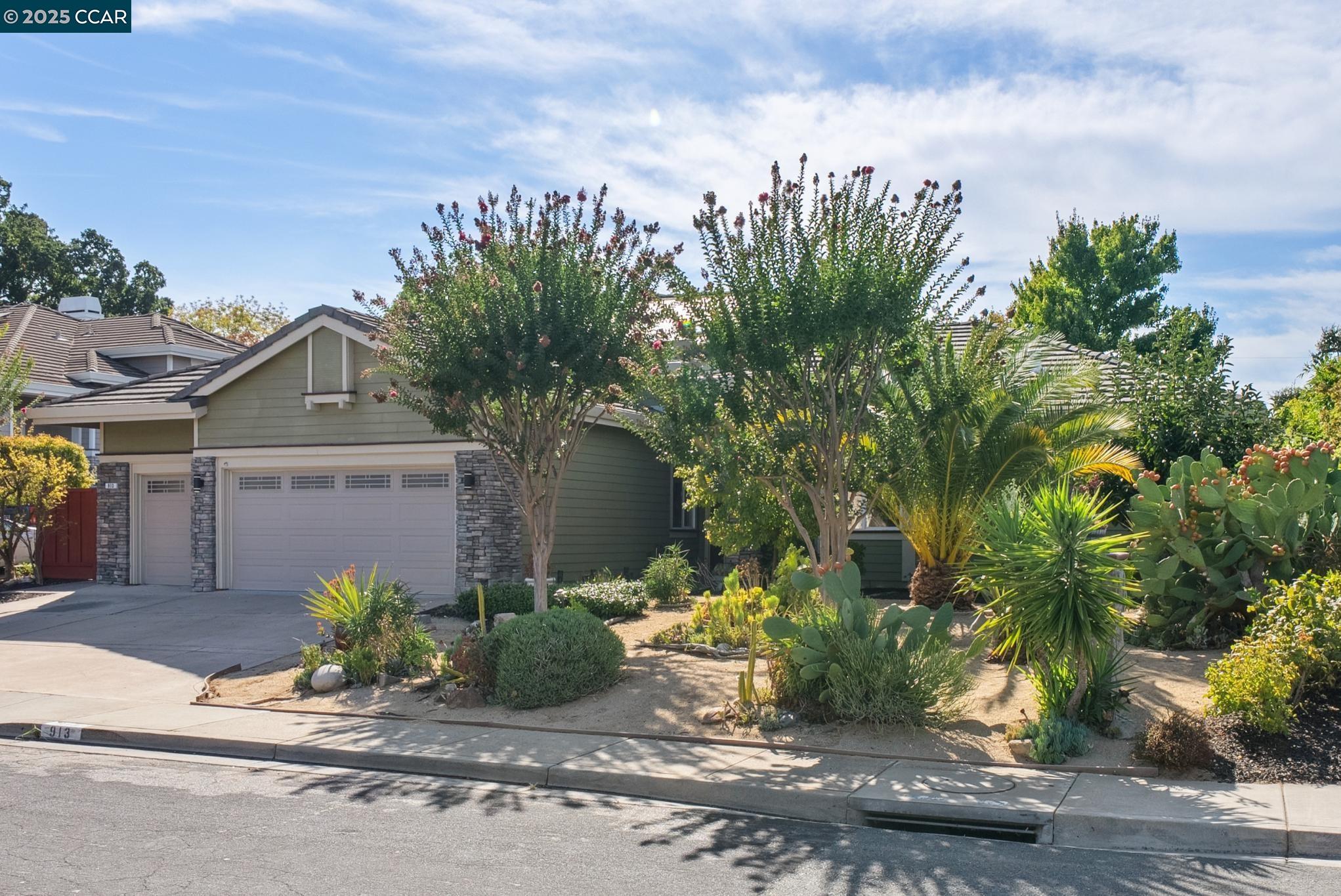 913 Oakbrook Ln