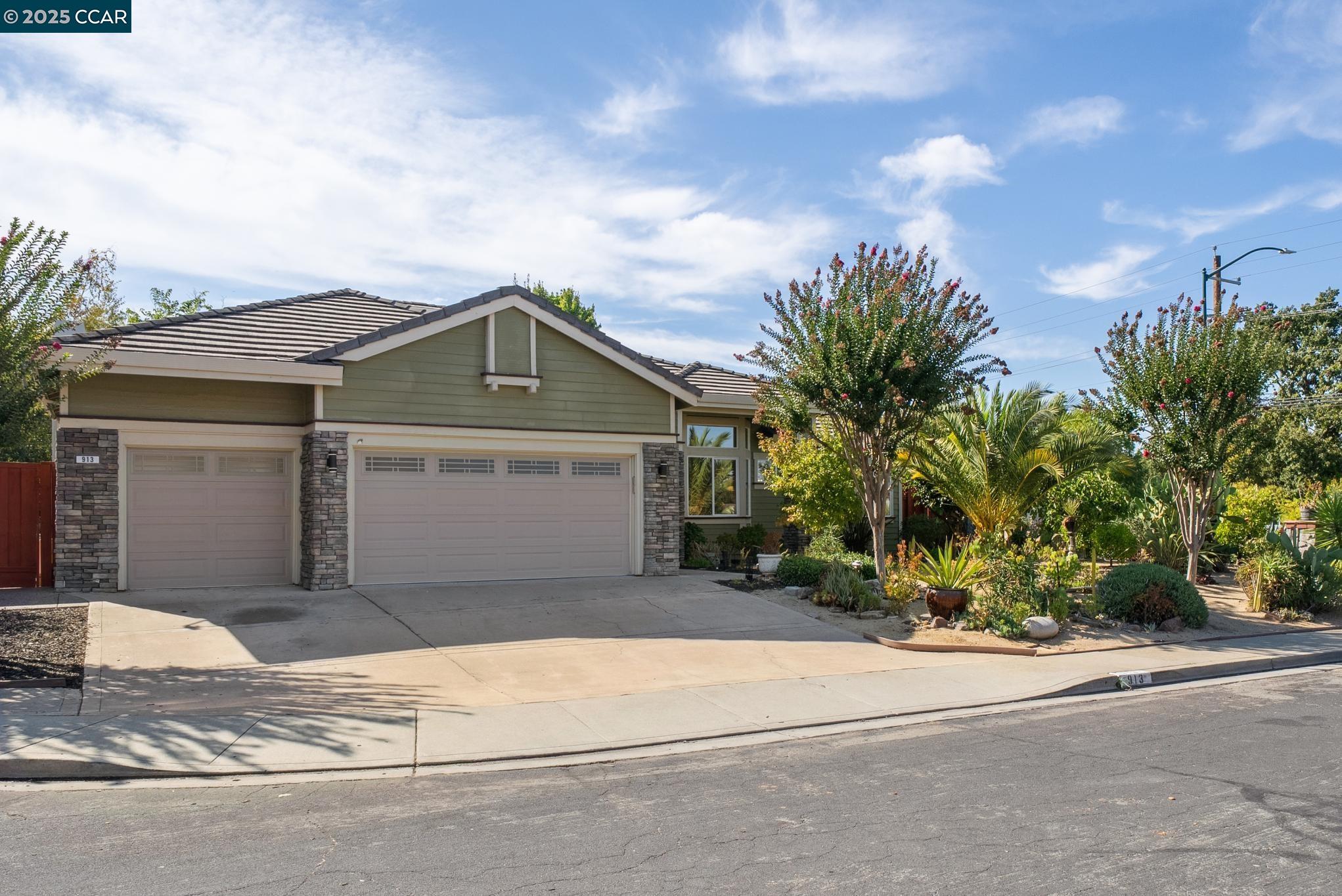 913 Oakbrook Ln