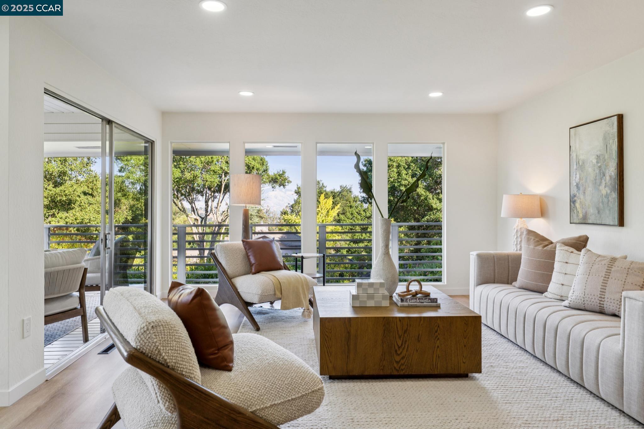 1104 Via Roble
