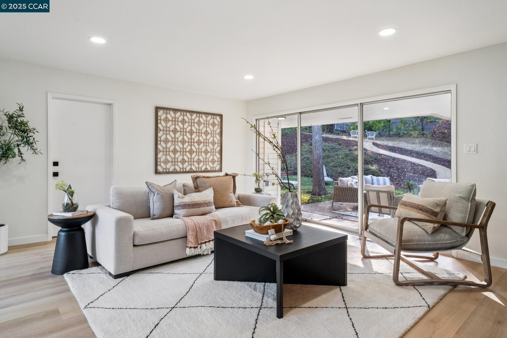 1104 Via Roble