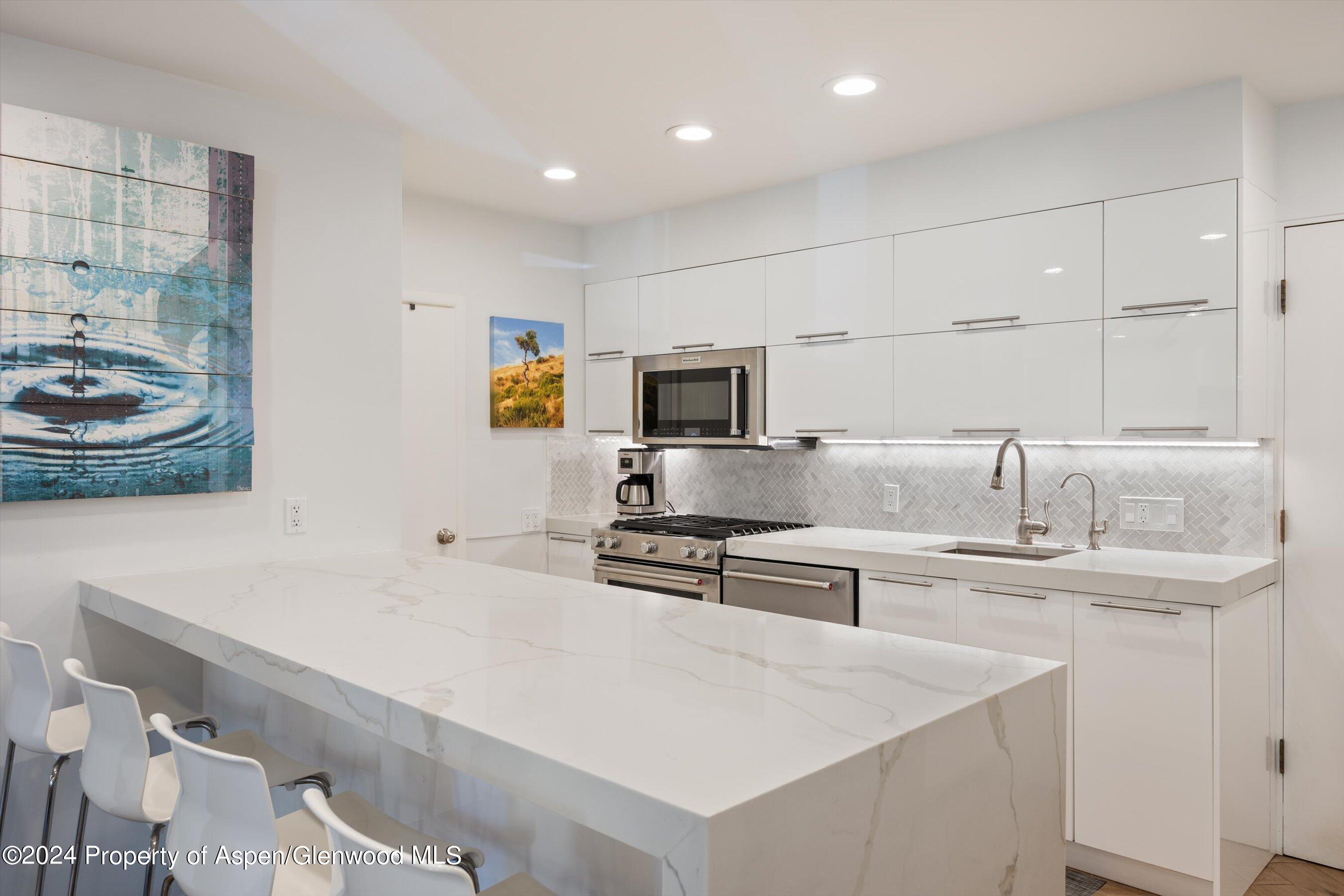 819 E Hyman Avenue, 3