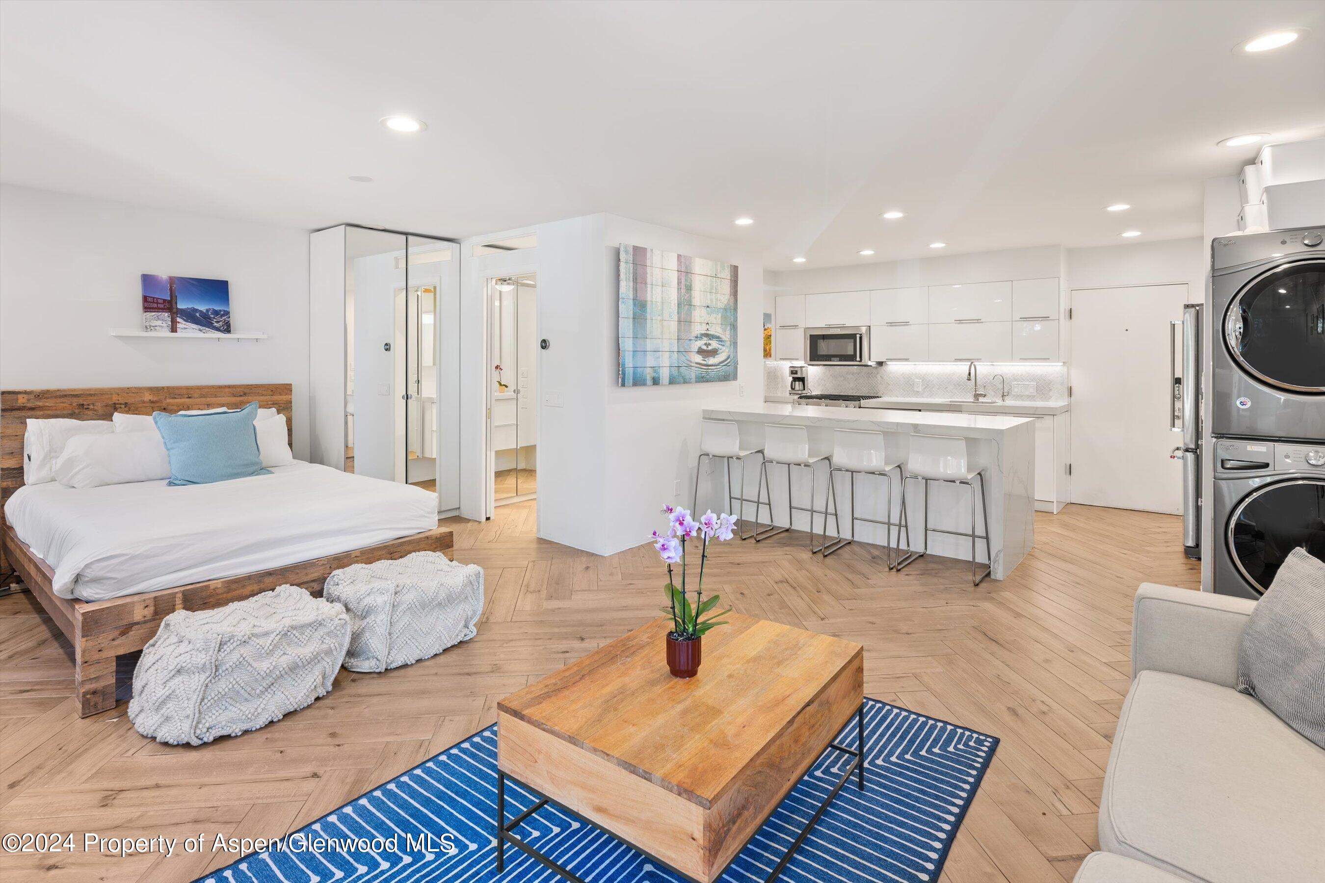 819 E Hyman Avenue, 3