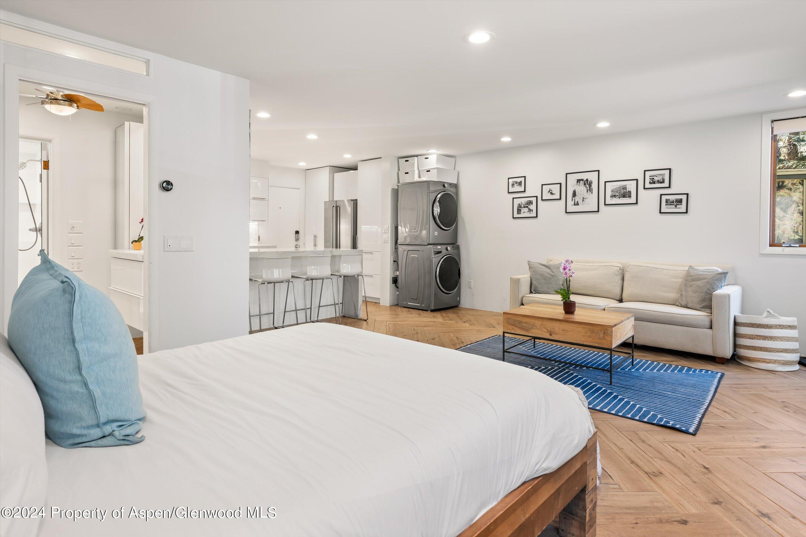 819 E Hyman Avenue, 3