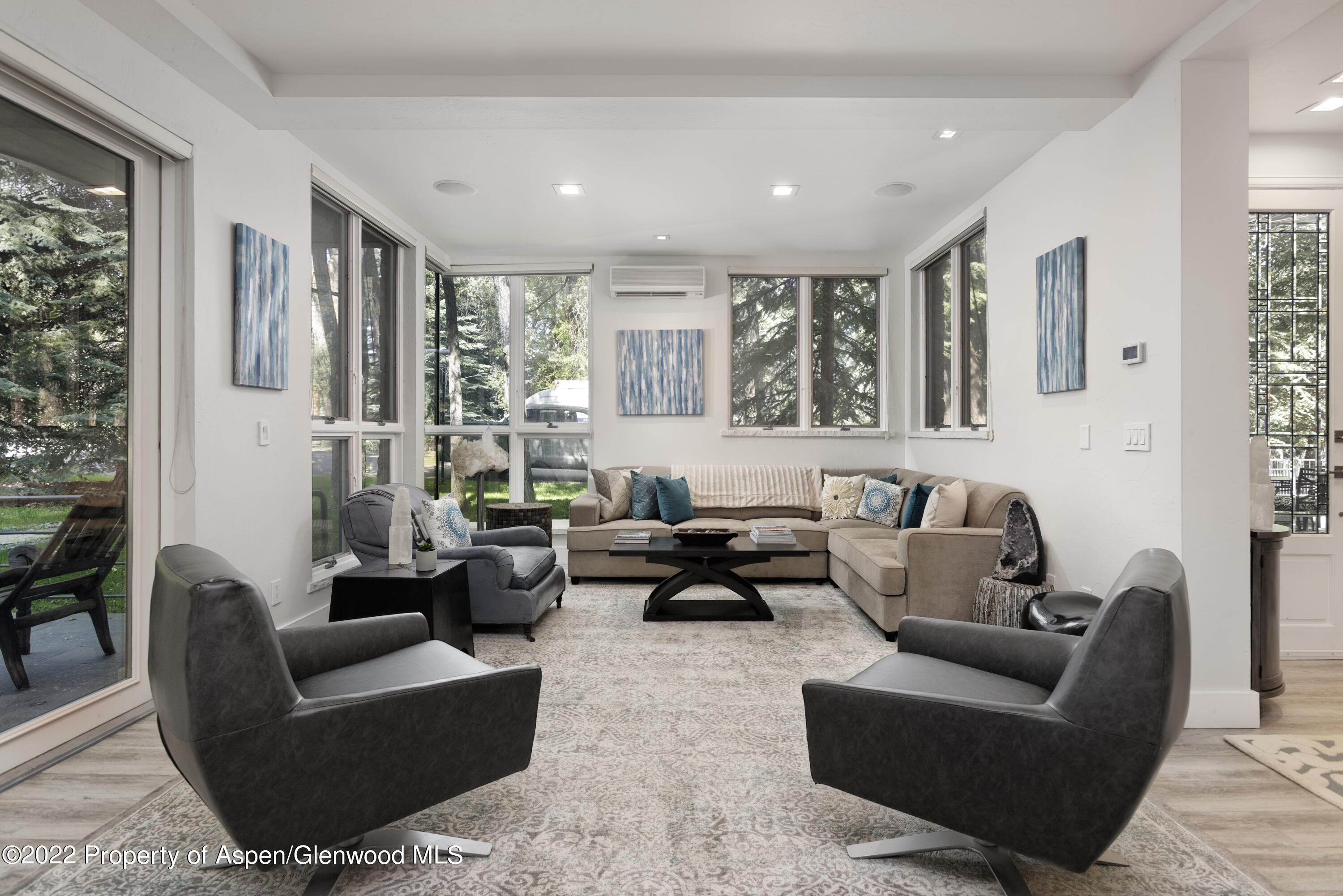 736 W Smuggler Street