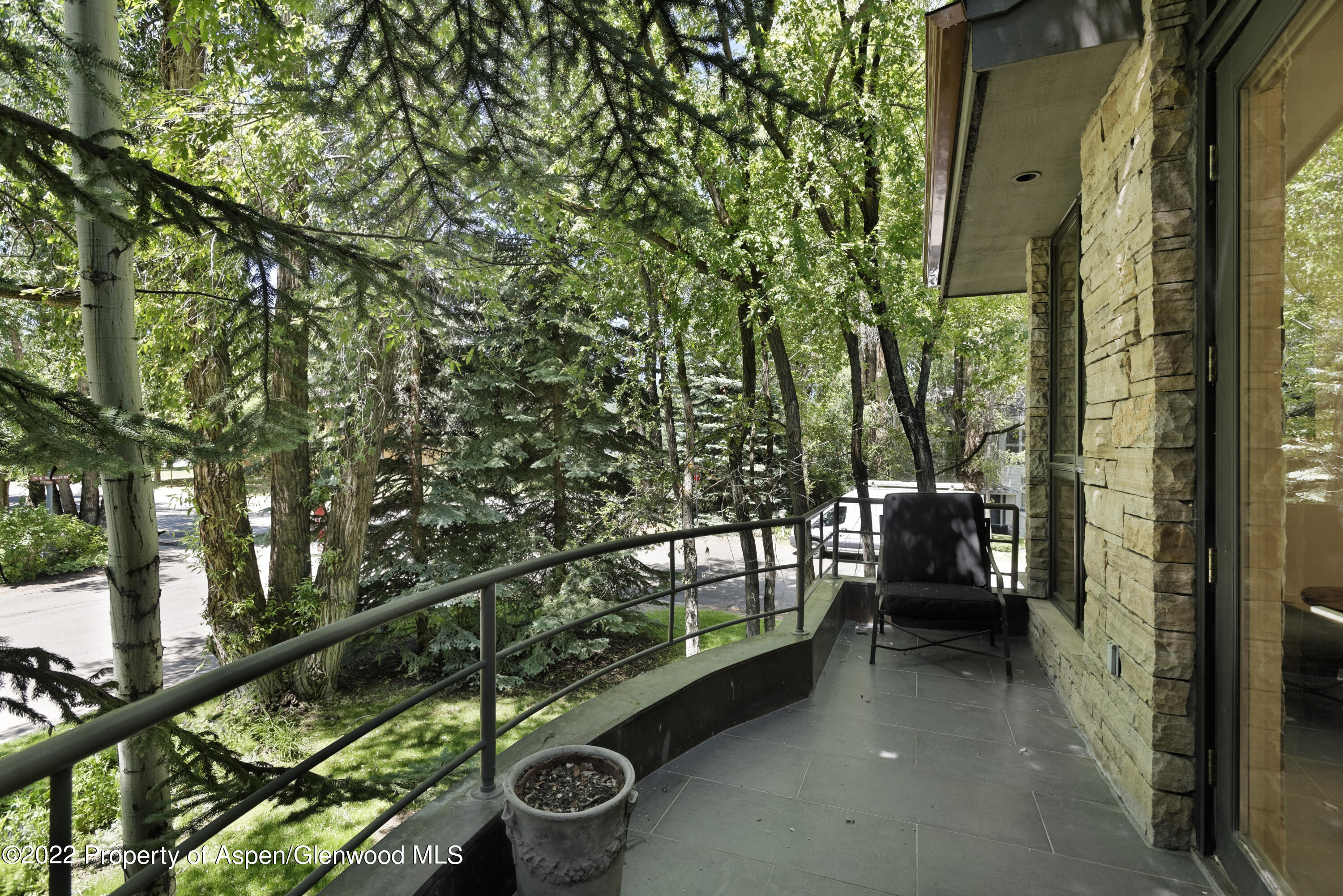 736 W Smuggler Street