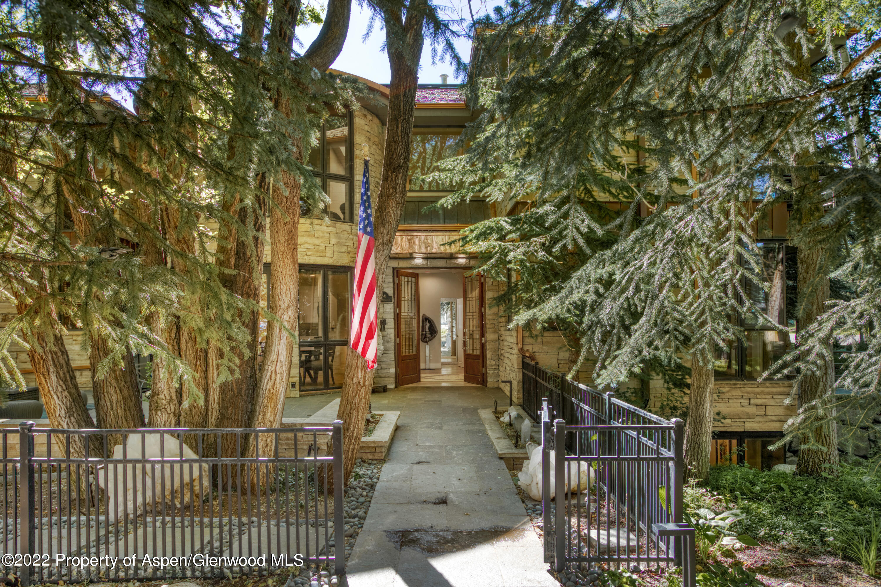 736 W Smuggler Street