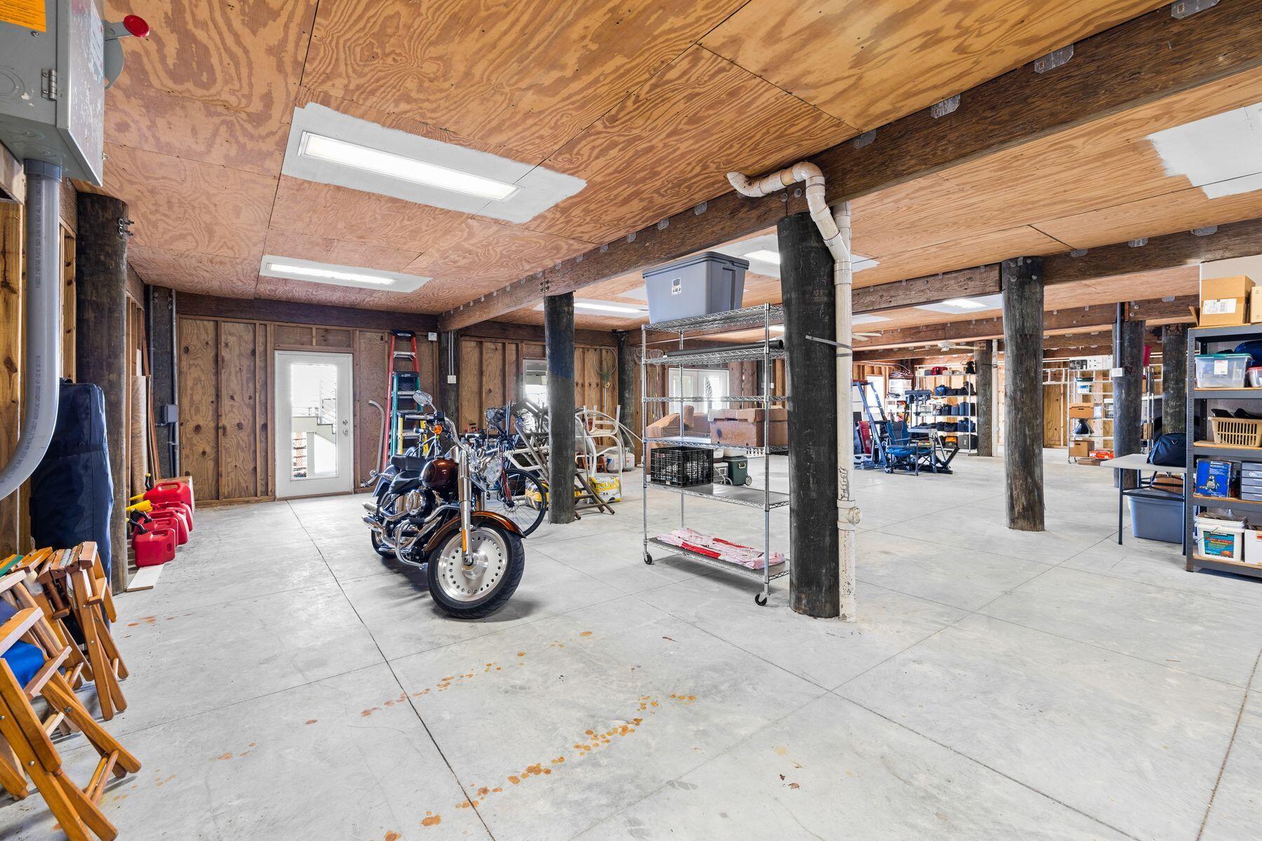 1047 Edgewater Lane