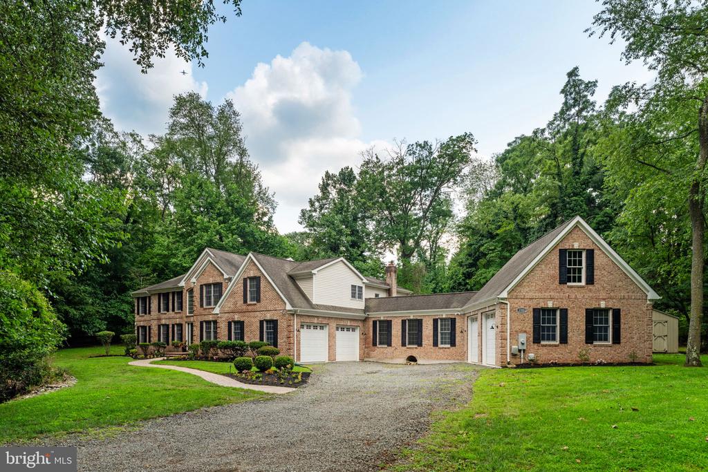 1109 WINDING DRIVE