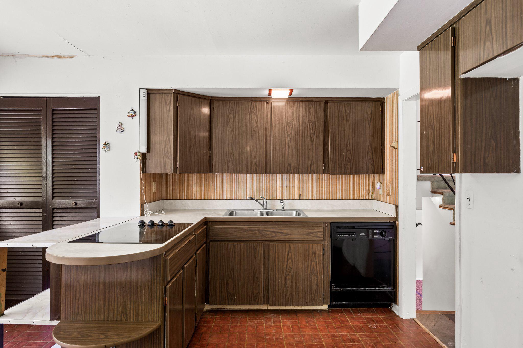 38 KNOLLWOOD DRIVE