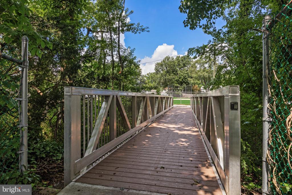 38 KNOLLWOOD DRIVE