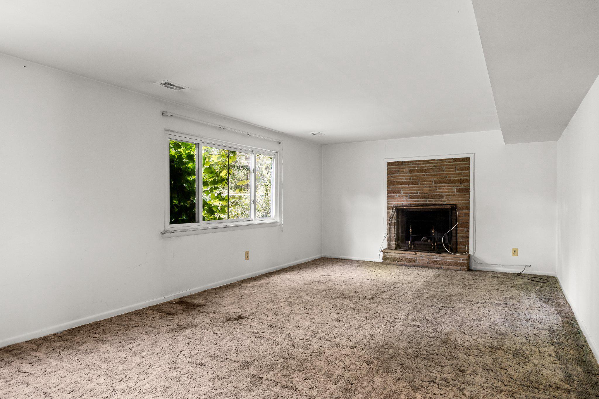38 KNOLLWOOD DRIVE