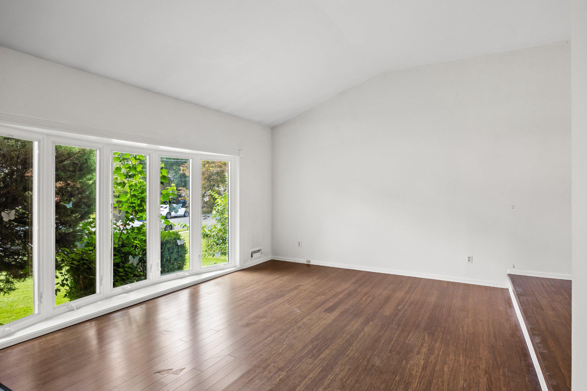 38 KNOLLWOOD DRIVE