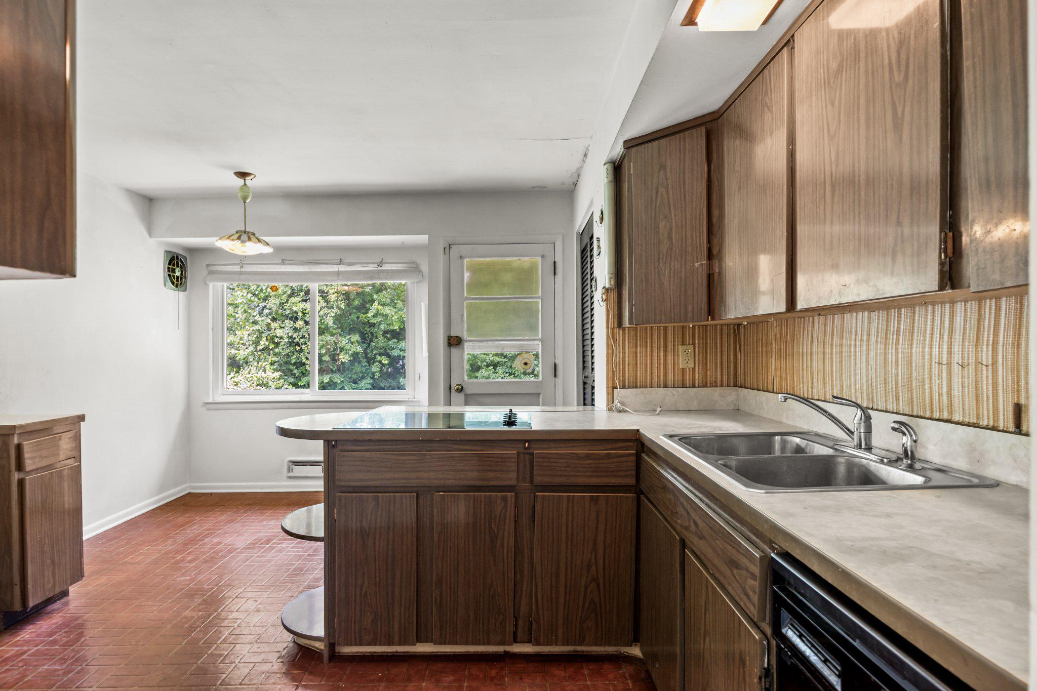 38 KNOLLWOOD DRIVE
