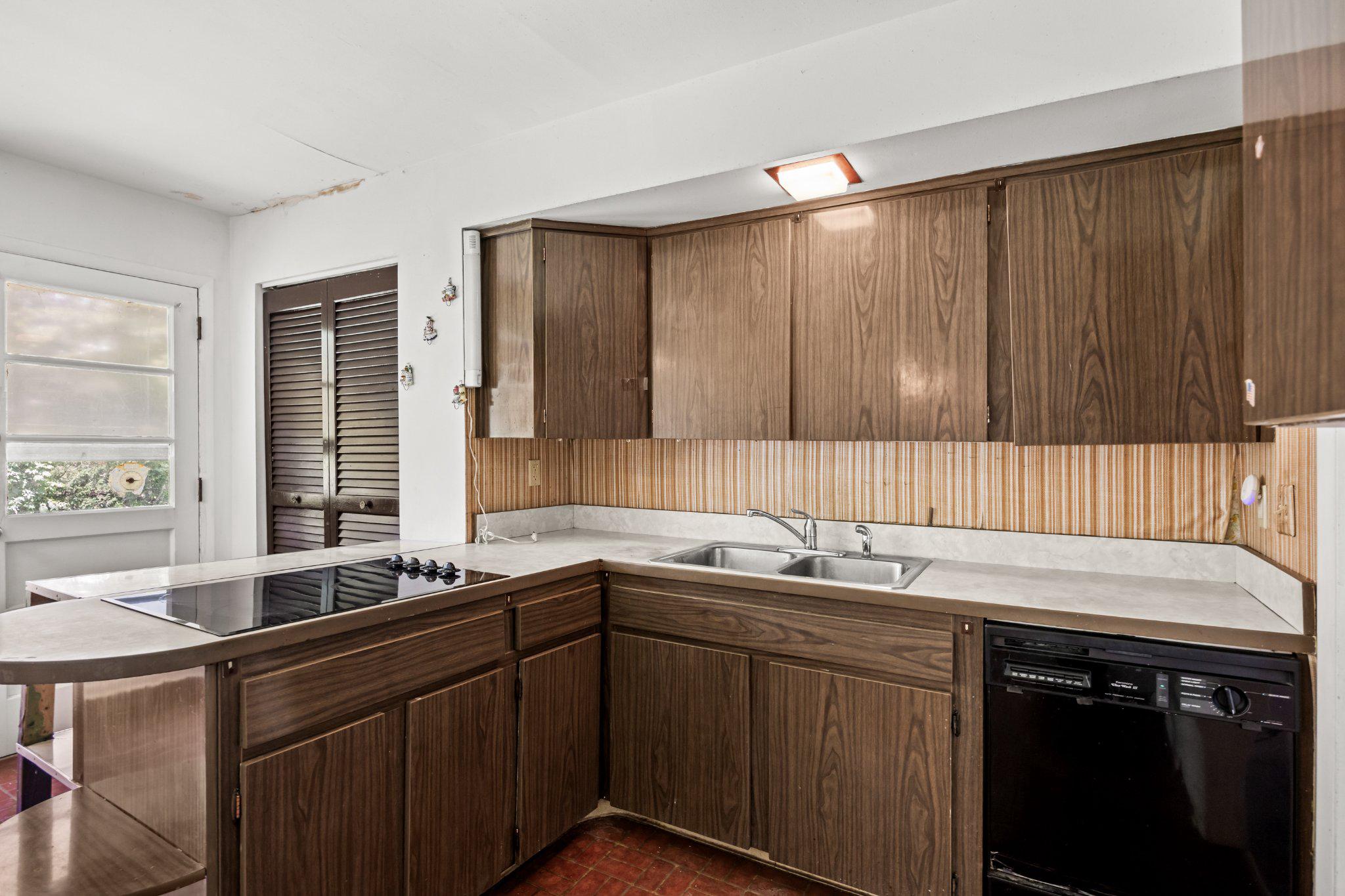 38 KNOLLWOOD DRIVE