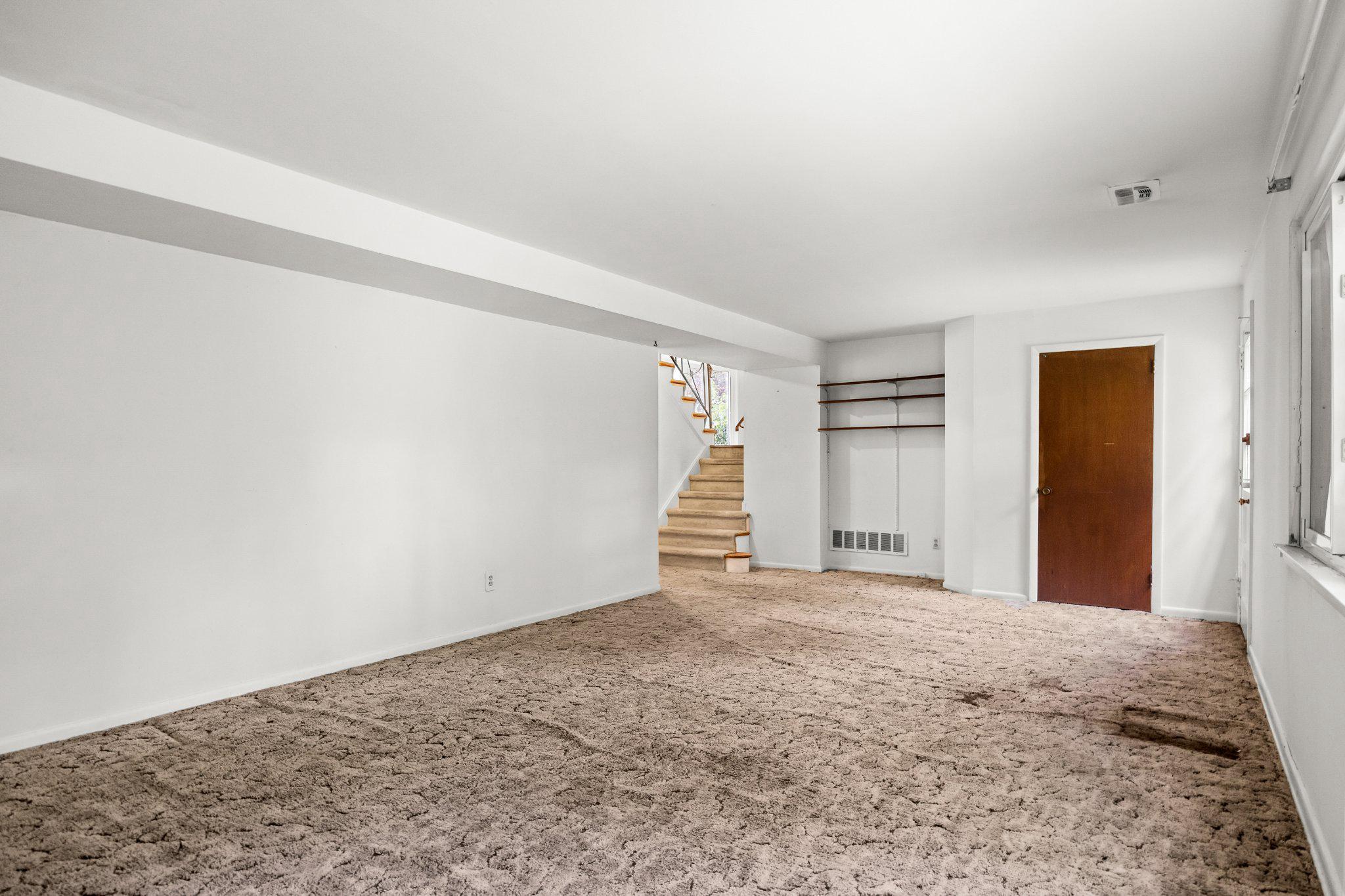 38 KNOLLWOOD DRIVE