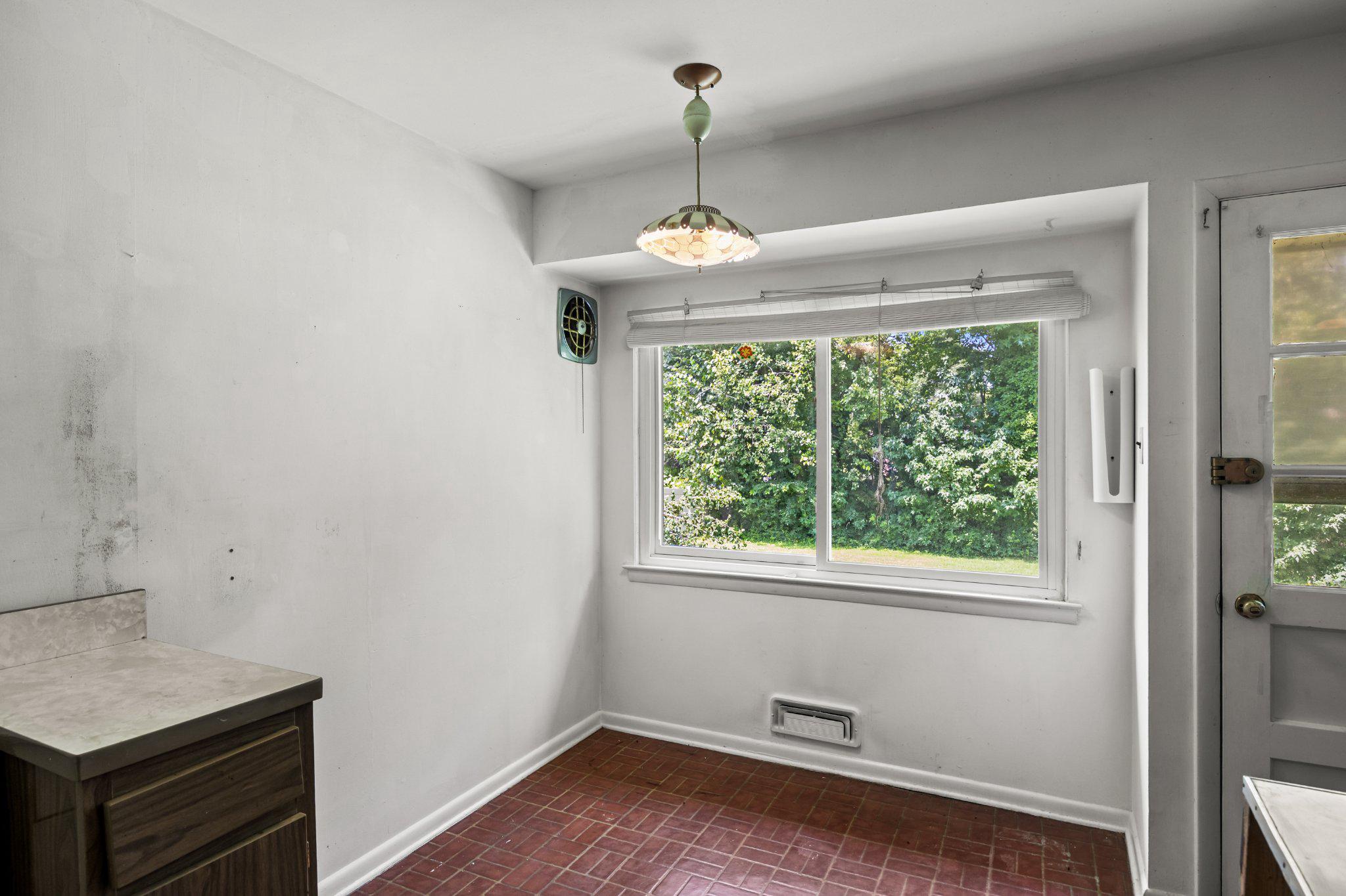 38 KNOLLWOOD DRIVE