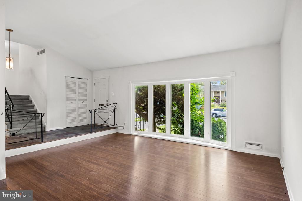 38 KNOLLWOOD DRIVE