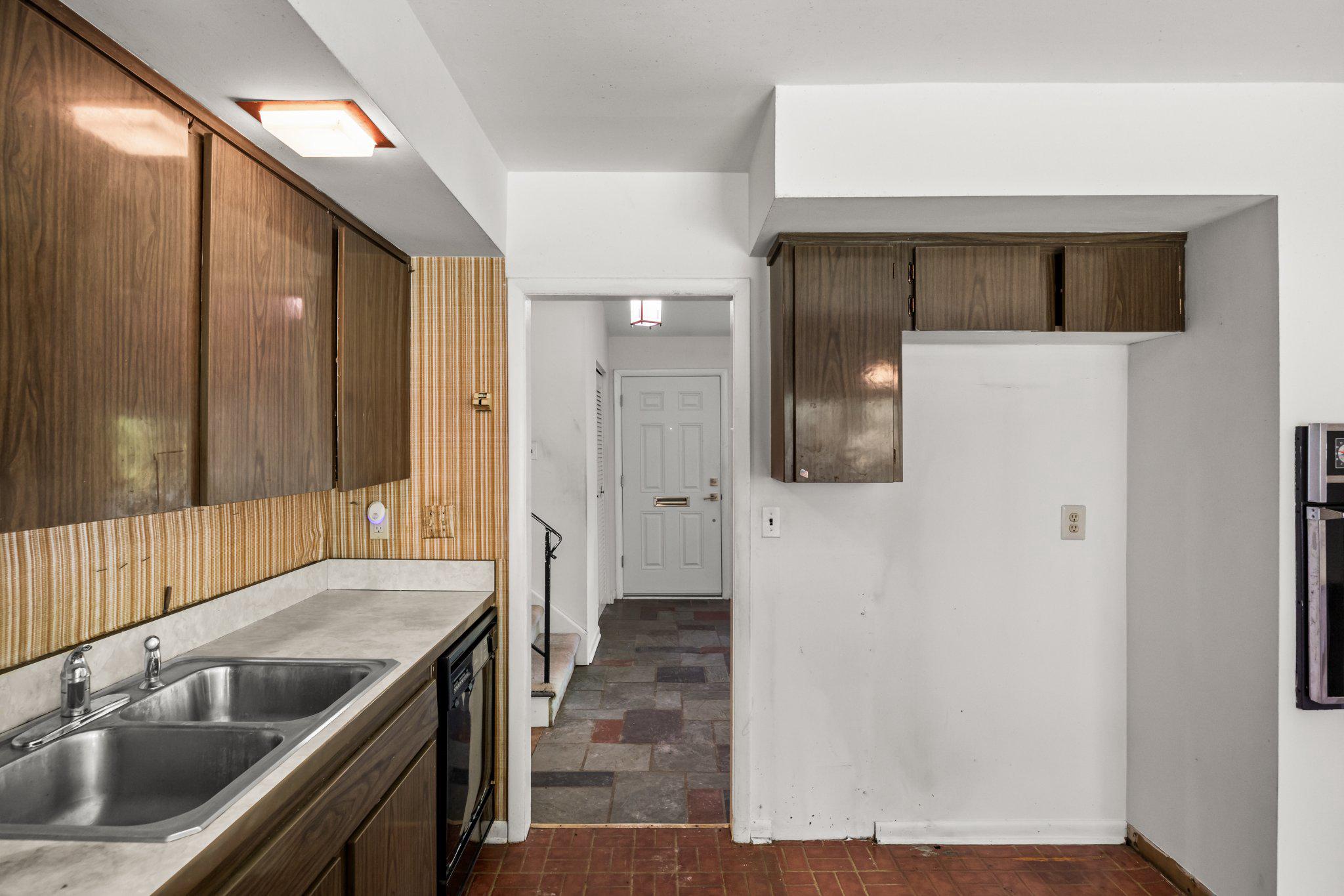 38 KNOLLWOOD DRIVE