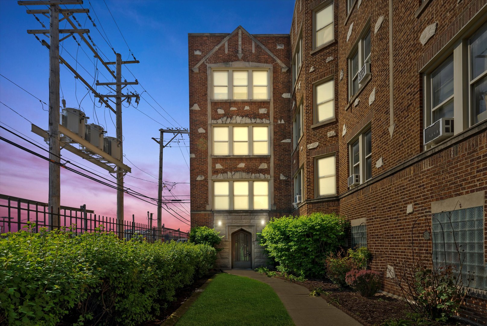 4815 W ROSCOE Street Unit: 2S