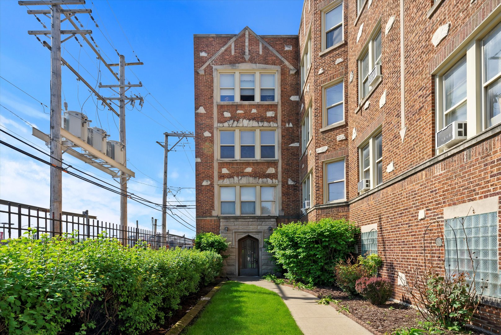 4815 W ROSCOE Street Unit: 2S
