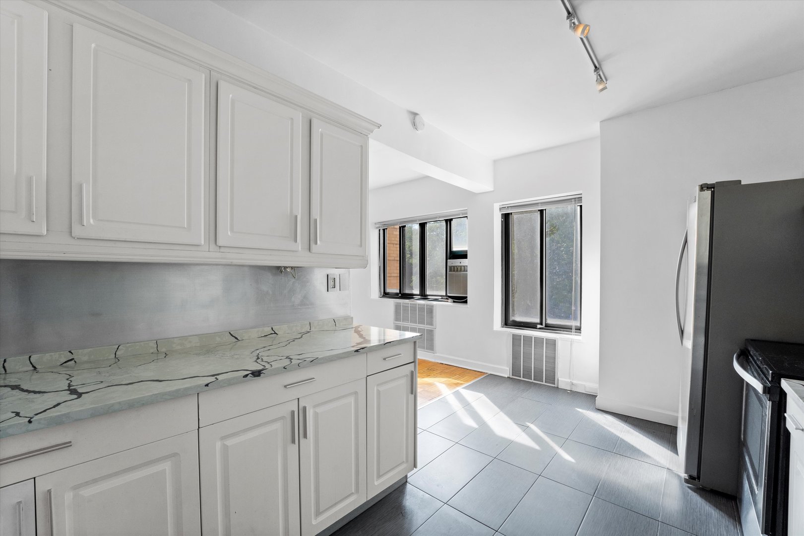 5048 N Marine Drive Unit: F3