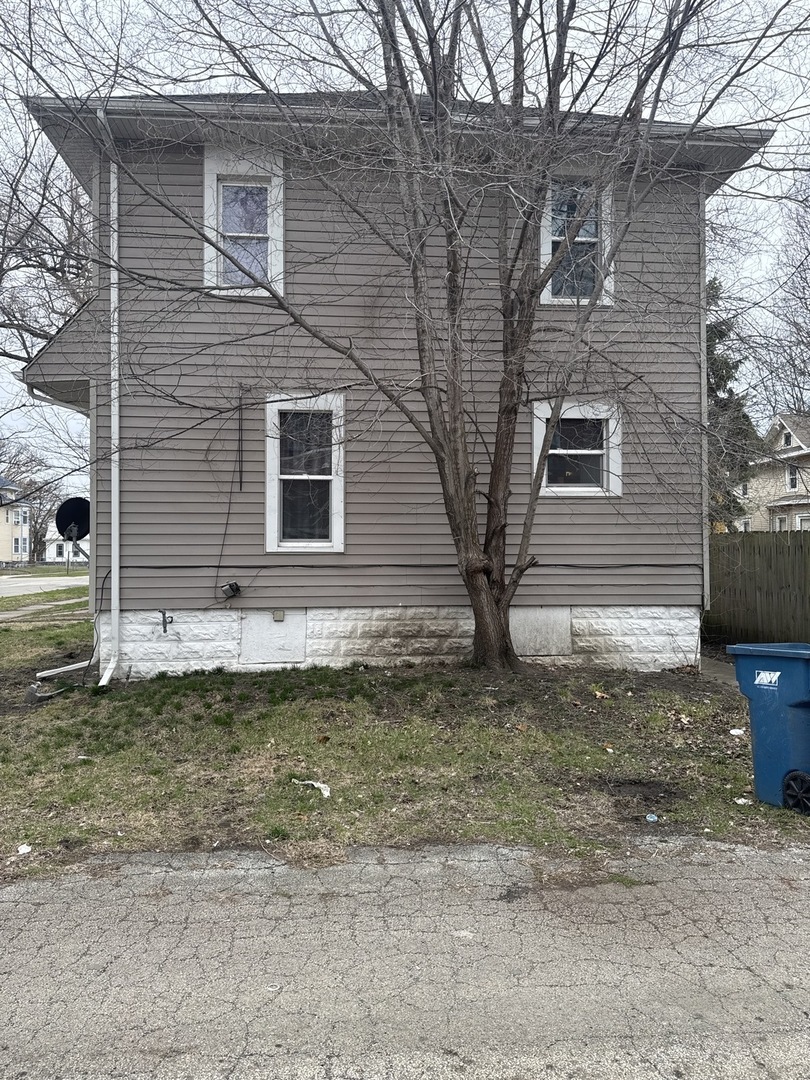 943 E Bourbonnais Street