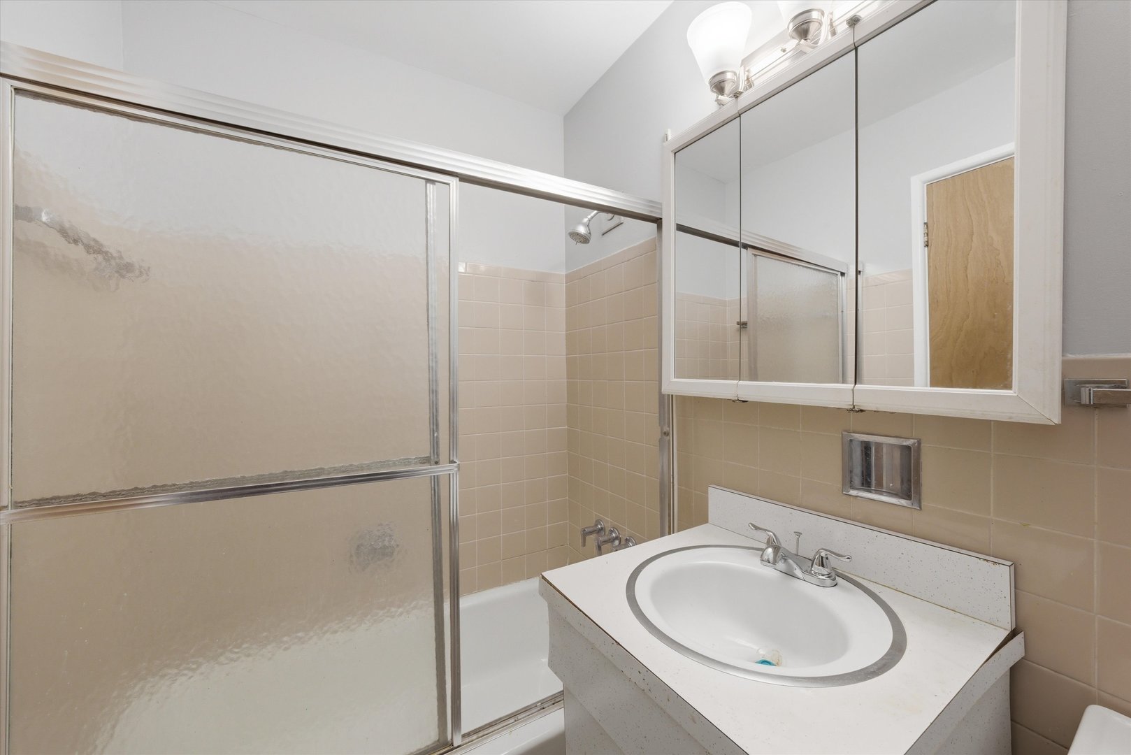 1140 E 81st Street Unit: F