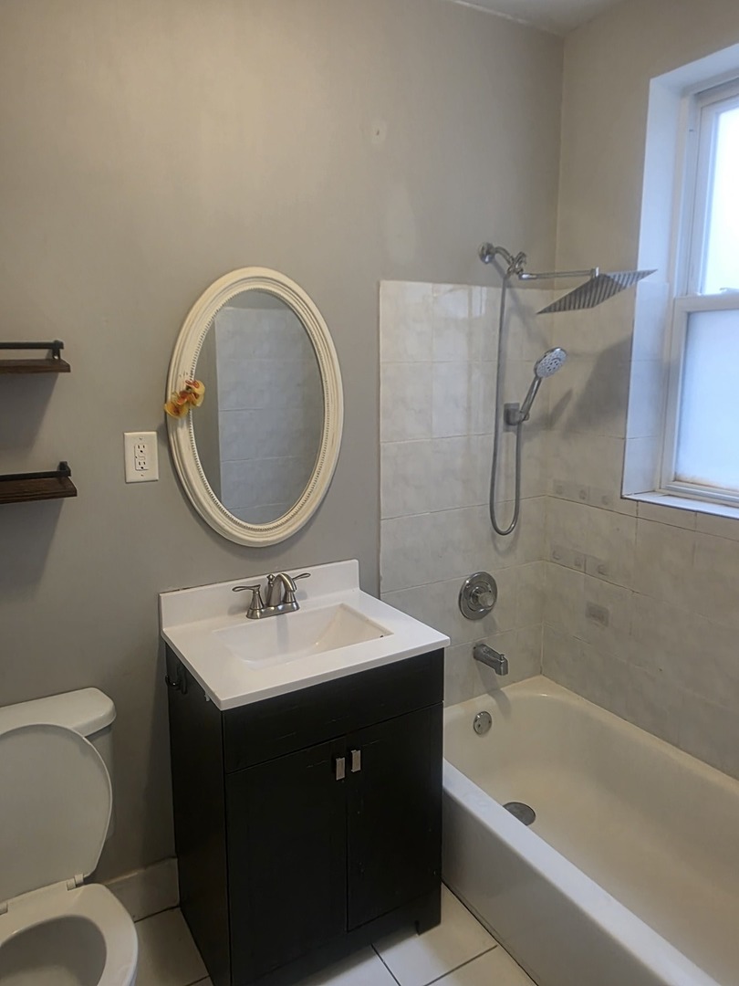 6926 S Paxton Avenue Unit: 1N