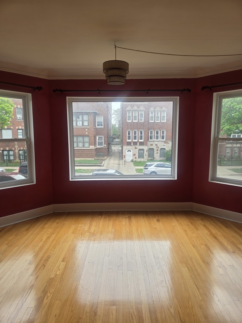 6926 S Paxton Avenue Unit: 1N