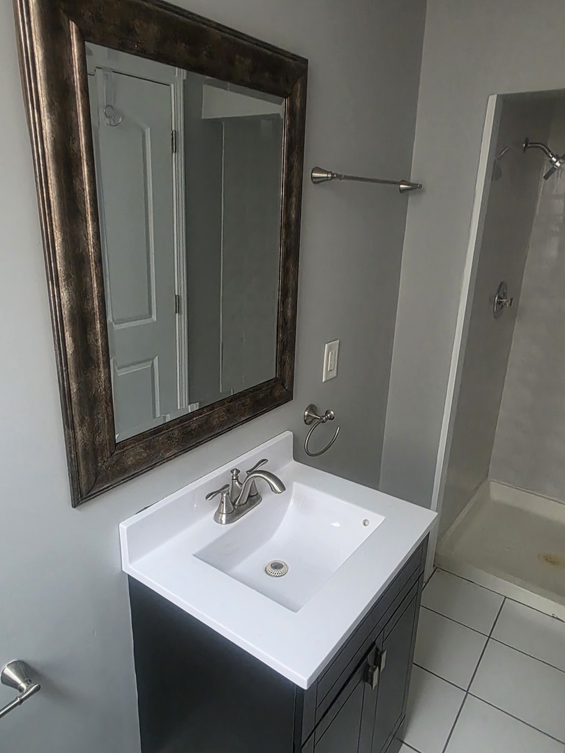 6926 S Paxton Avenue Unit: 1N